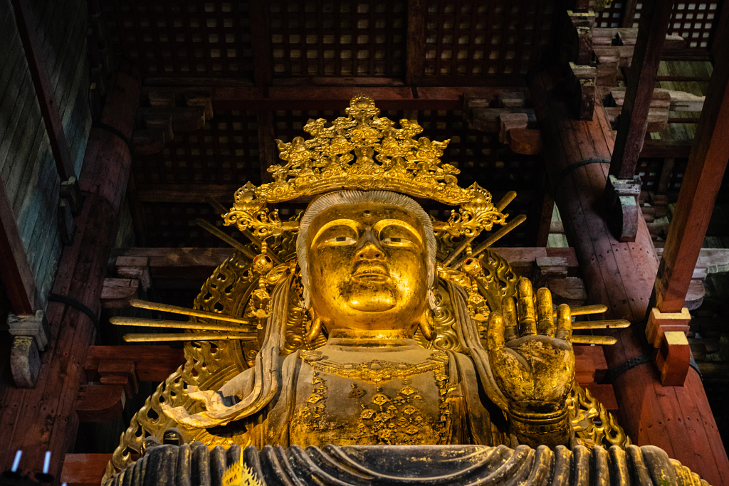 أحد تماثيل بوذا في نارا