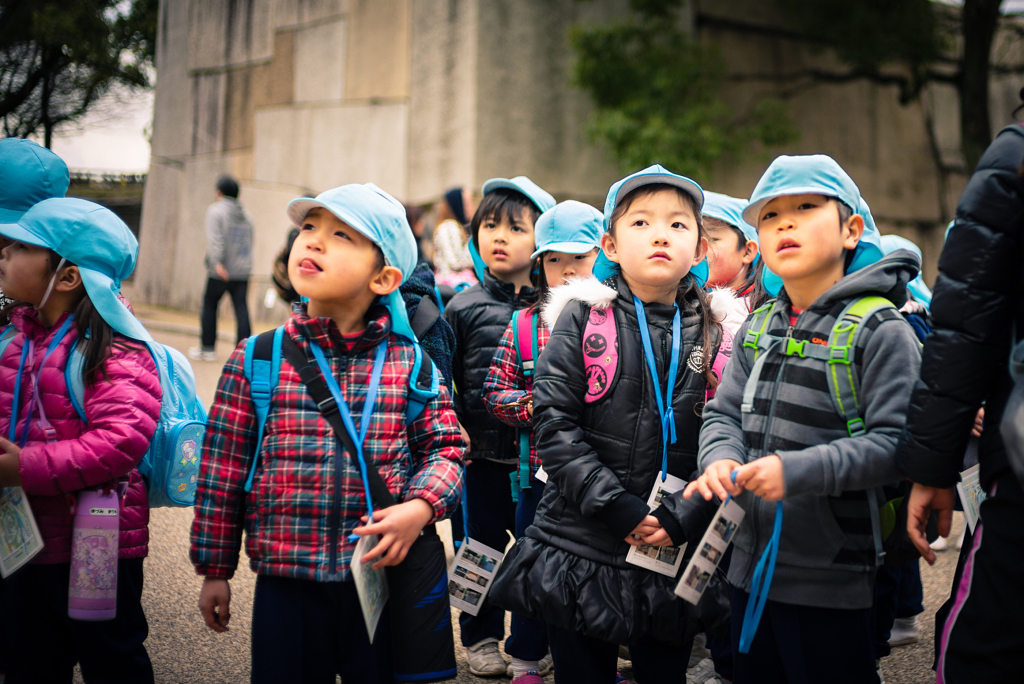 أطفال يابانين بجانب قصر اوساكا