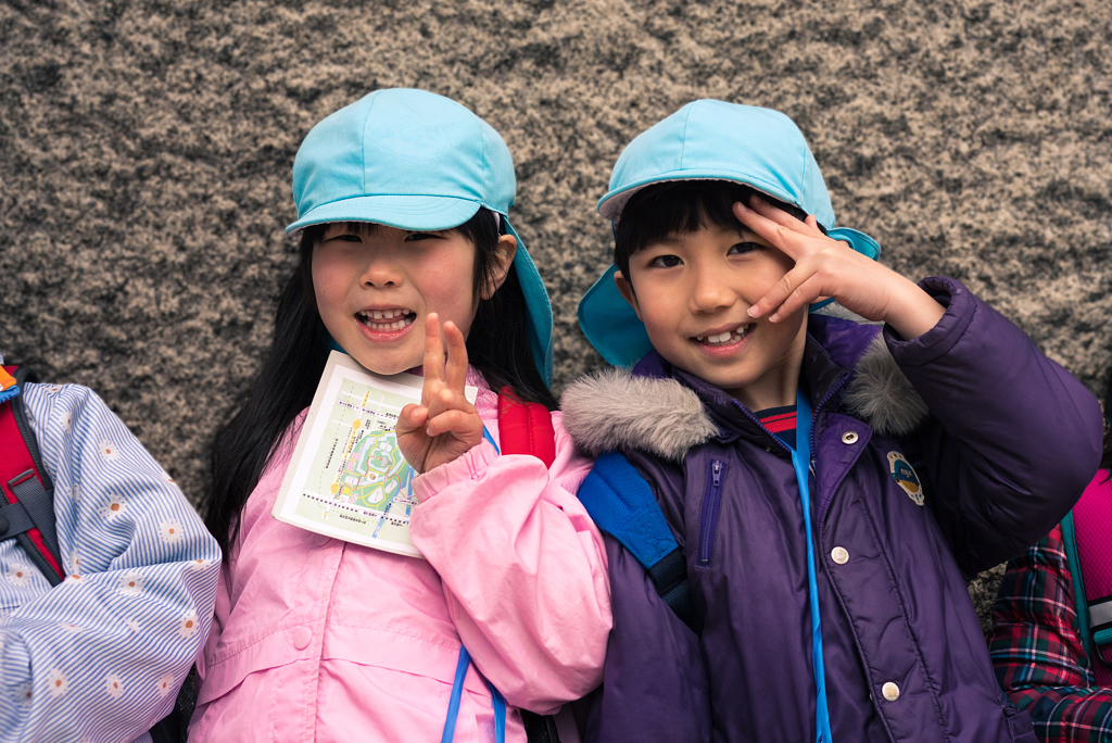 أطفال يابانين بجانب قصر اوساكا